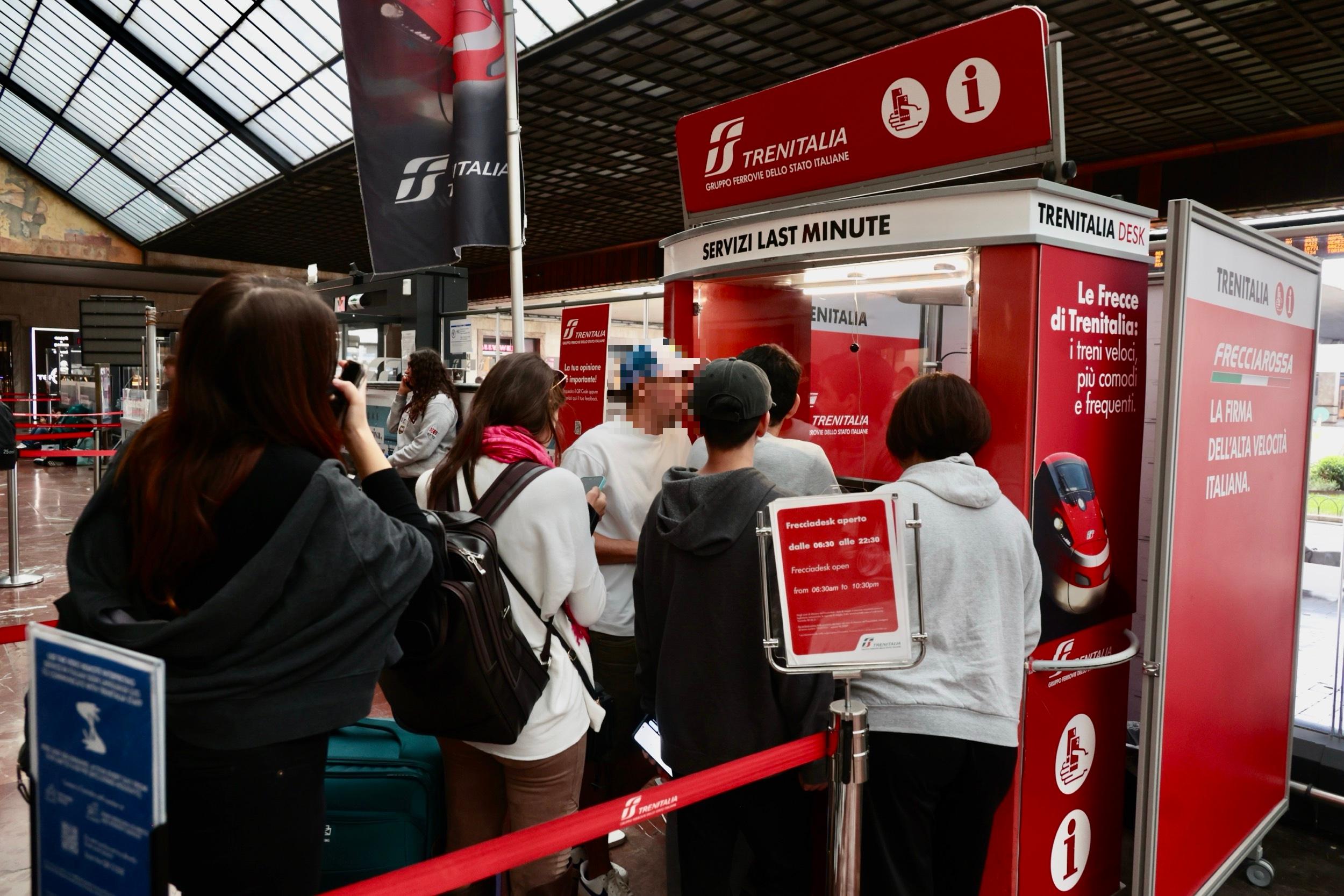 Treni, lo slalom dei pendolari tra scioperi e ritardi. “E ridateci il biglietto chilometrico”