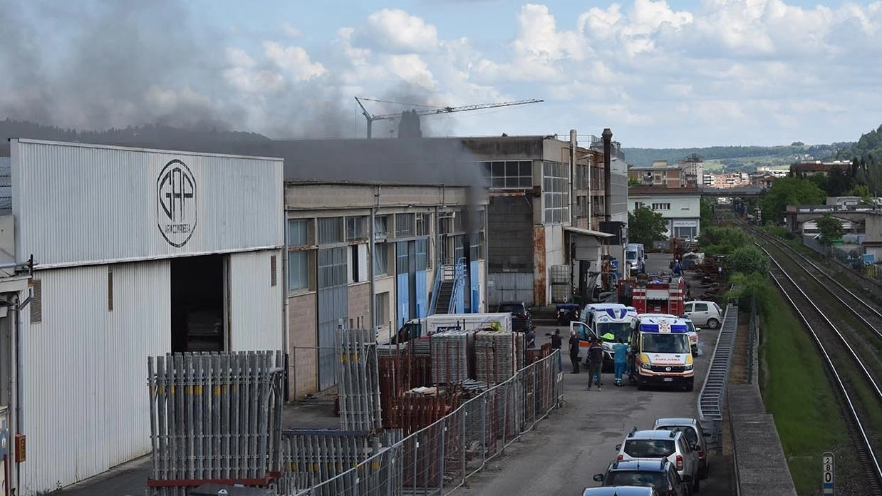 Fiamme in azienda. Paura ma danni limitati