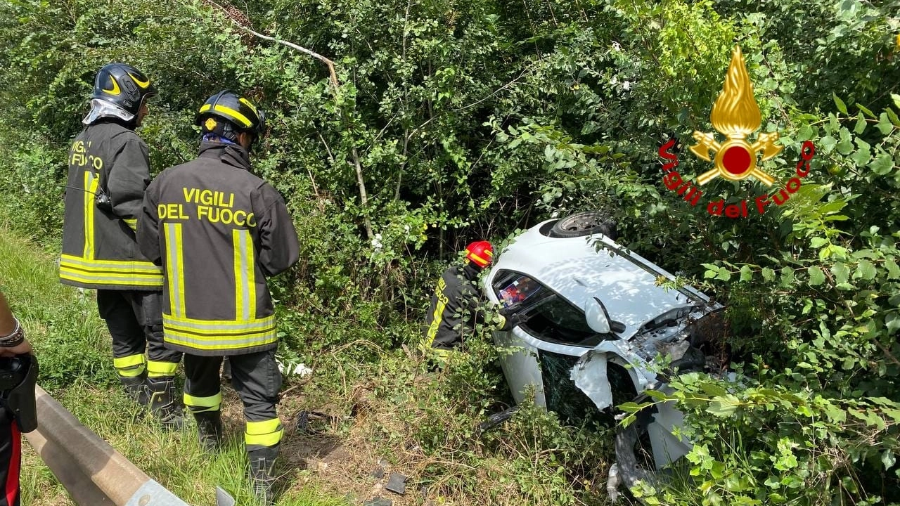 La scena dell'incidente: l'auto è finita nel fosso, in mezzo alla vegetazione