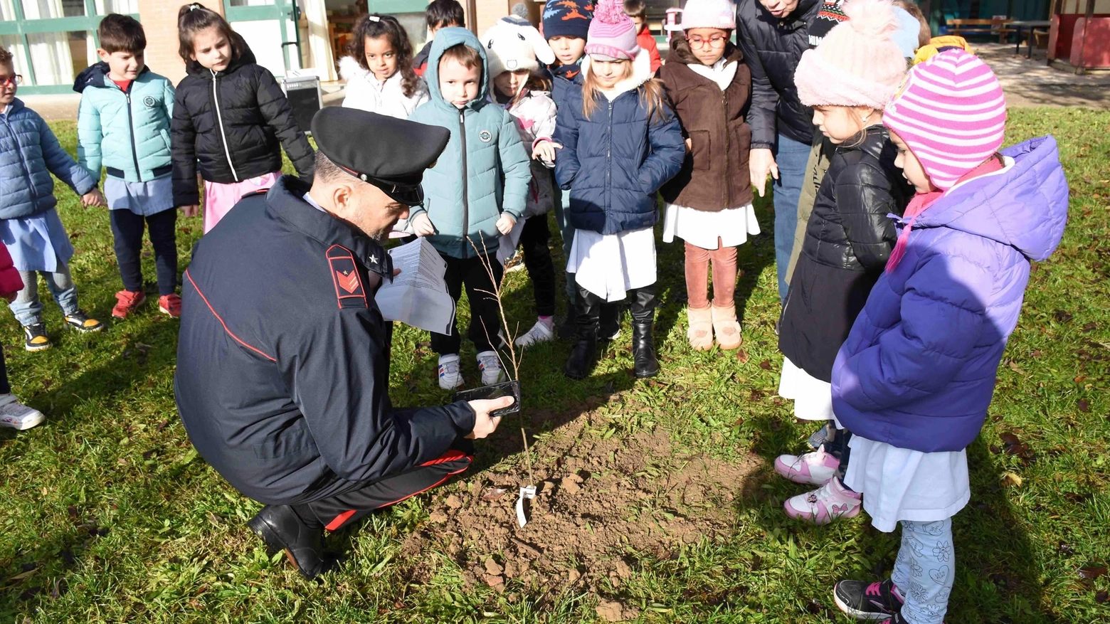 I bambini delle scuole vanno a piantare alberi