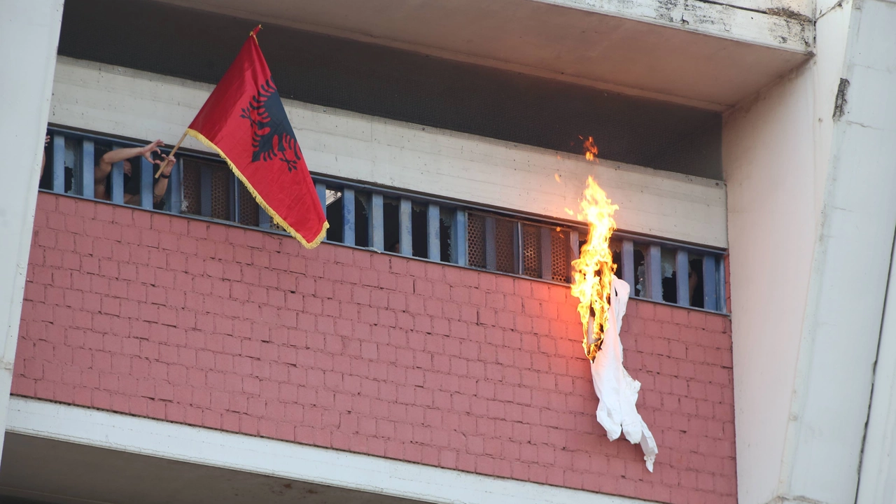 I detenuti danno fuoco alle lenzuola dentro le celle (Foto New Press Photo)