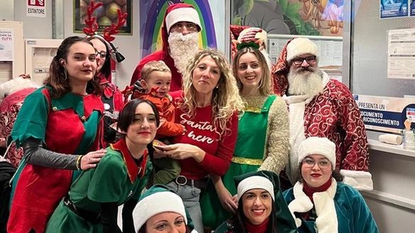 I volontari della Croce Rossa hanno portato dei regali ai bambini che per Natale erano ricoverati in pediatria