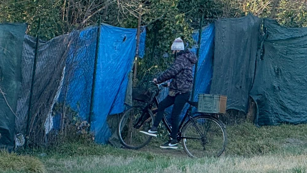 Un gruppo di dieci persone ha occupato il terreno privato accanto al parco "È un problema noto, che si sposta da una zona all’altra ma non si risolve".