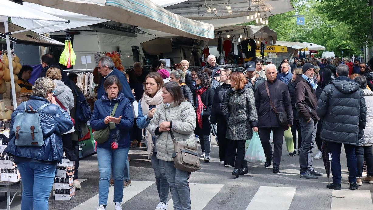 Tante novità per il mercato settimanale «Paparelli» Plaude anche Confcommercio: «Un ottimo dialogo con il Comune»