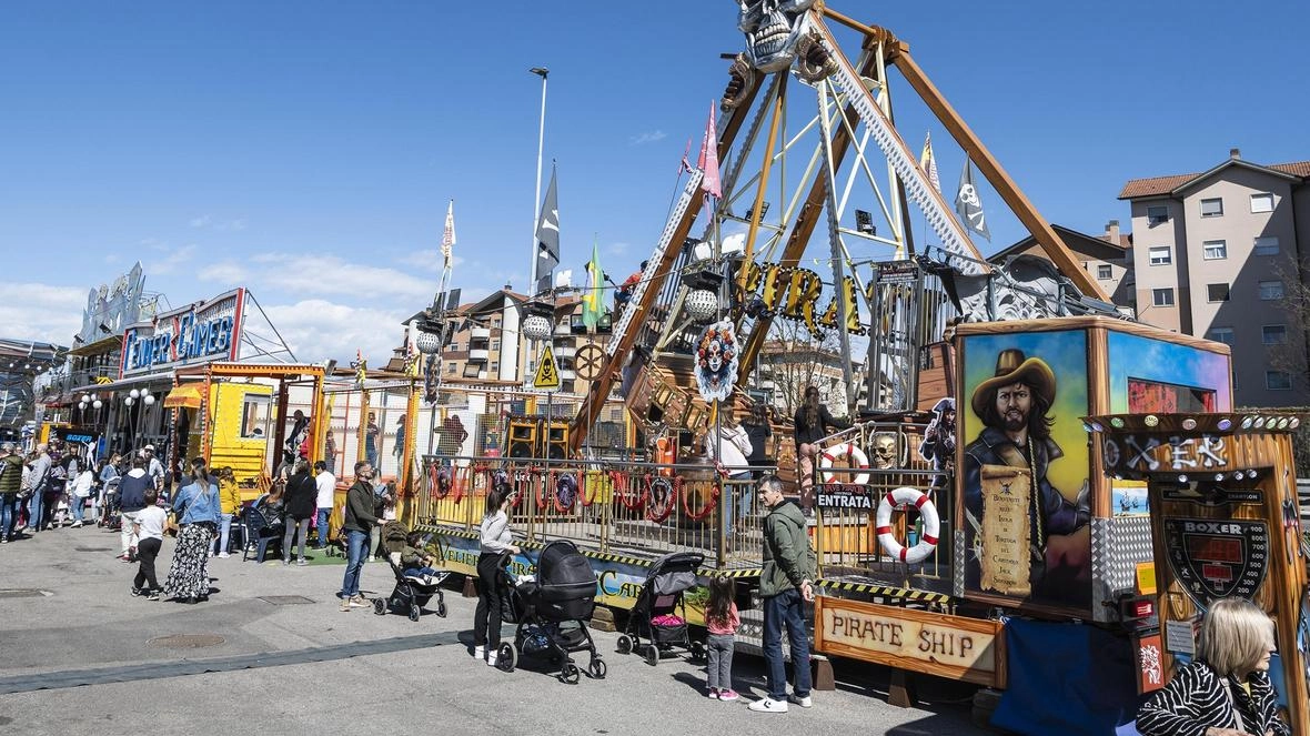 La tradizionale fiera di Fucecchio si avvicina, con decine di bancarelle, negozi aperti e luna park in piazza Aldo Moro. Un evento radicato nel territorio che si svolgerà nei giorni 1, 3, 5, 7, 9 e 10 novembre. Gli operatori economici interessati devono presentare domanda entro il 23 ottobre. Per informazioni: 0571 268264 - 269 - 271.