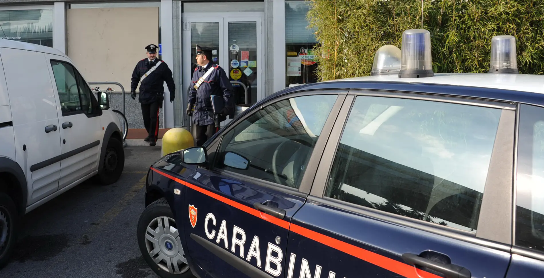 Minaccia il titolare di un bar, lo colpisce in testa con il registratore di cassa, poi prende 60 euro e fugge