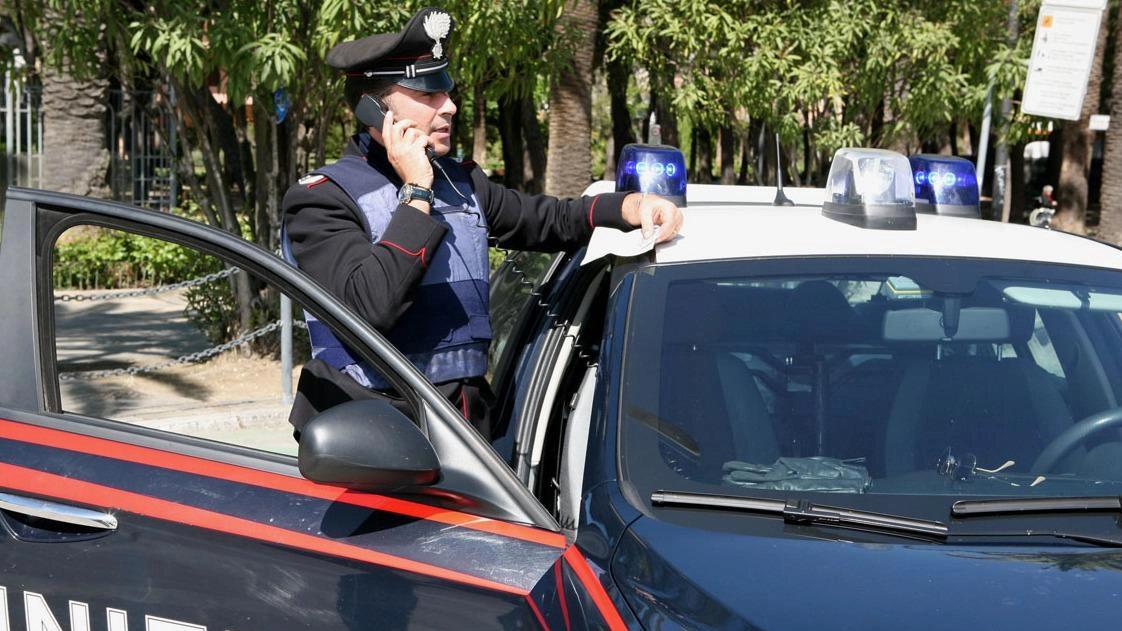 I carabinieri hanno rintracciato l’anziano all’interno della sua abitazione e lo hanno arrestato per aver violato il divieto di avvicinamento (foto d’archivio)