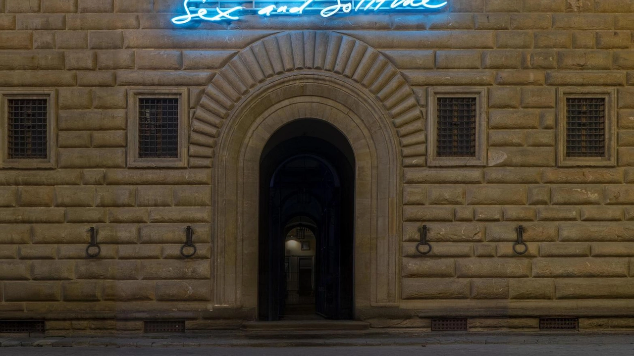 È già visibile sulla facciata di Palazzo Strozzi il grande neon ’Sex and Solitude’ che accoglierà, a partire dal 16 marzo, i visitatori della mostra Tracey Emin