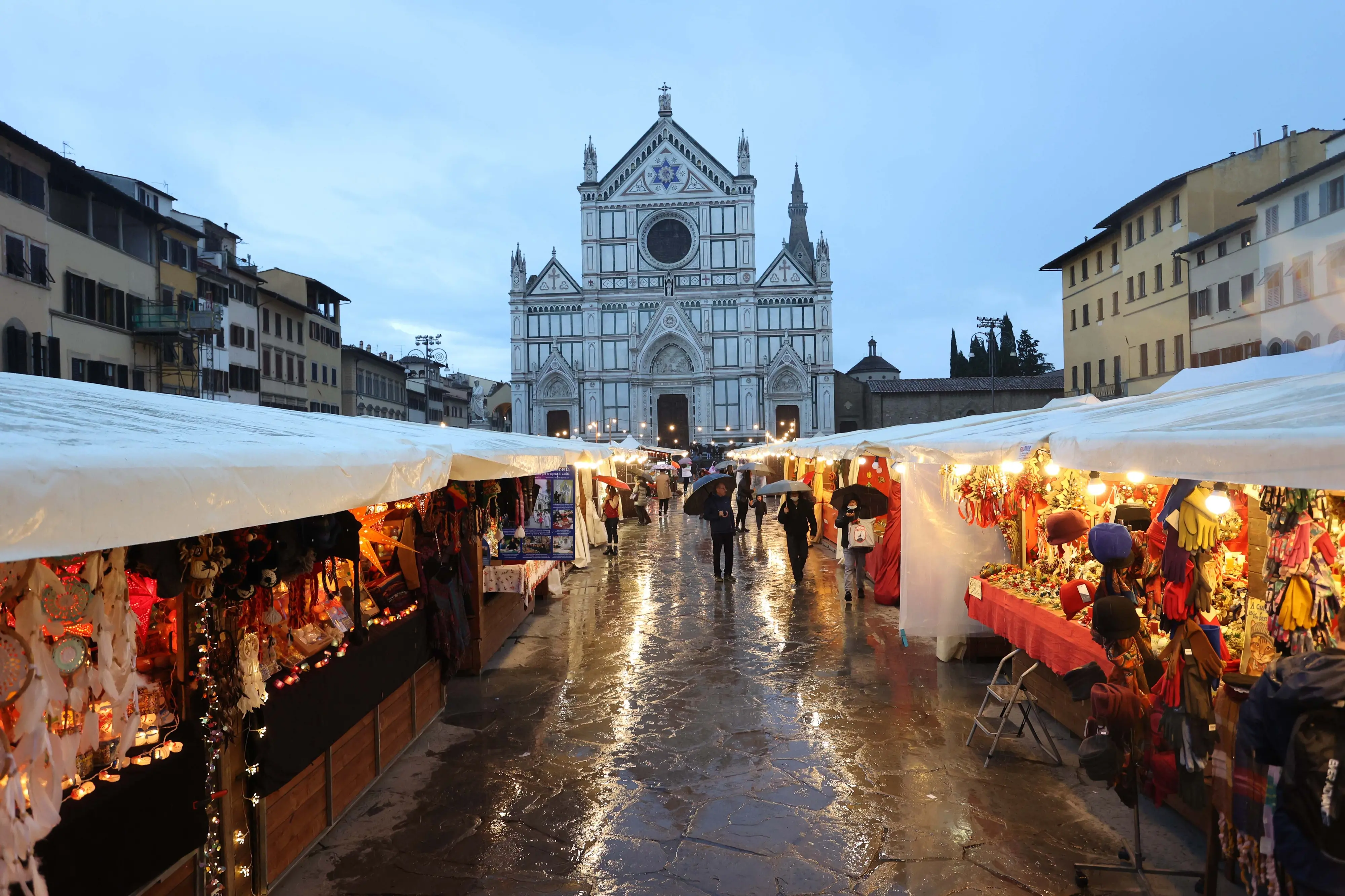 Firenze, la città si accende a festa: il nostro viaggio tra i mercatini natalizi