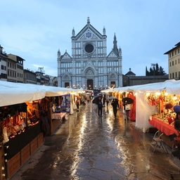 Firenze, la città si accende a festa: il nostro viaggio tra i mercatini natalizi