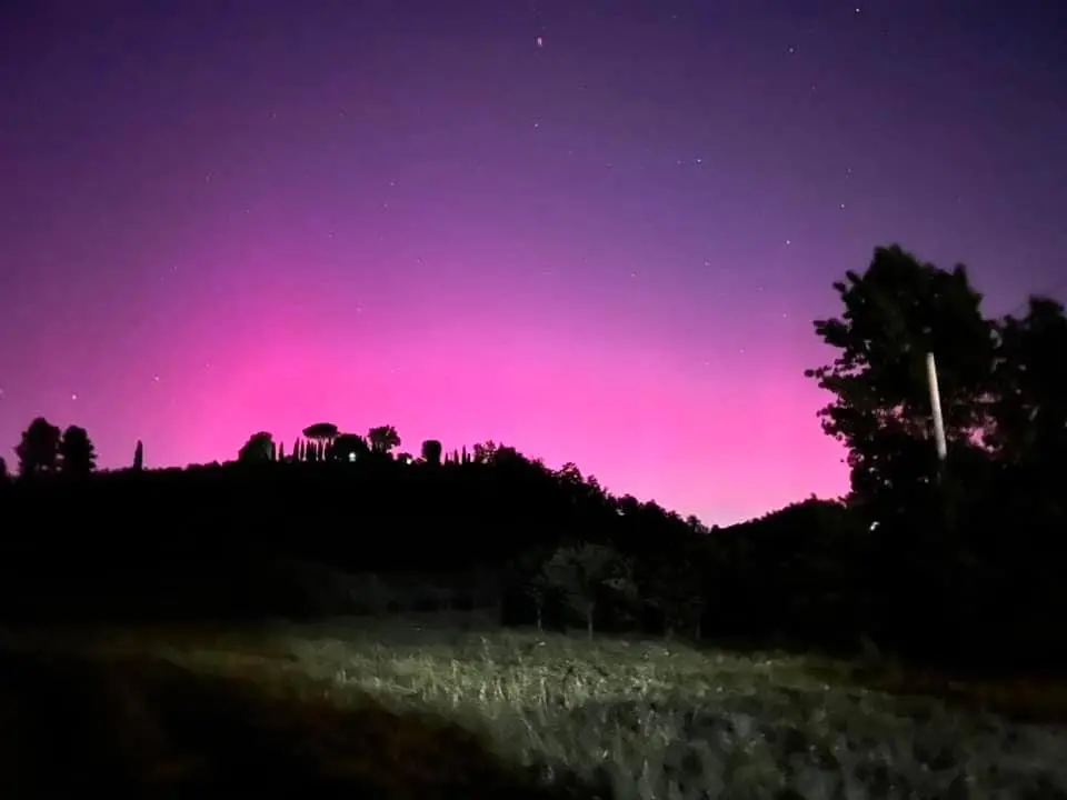 Aurora boreale in Toscana, magia di colori in cielo. “Uno spettacolo incredibile”