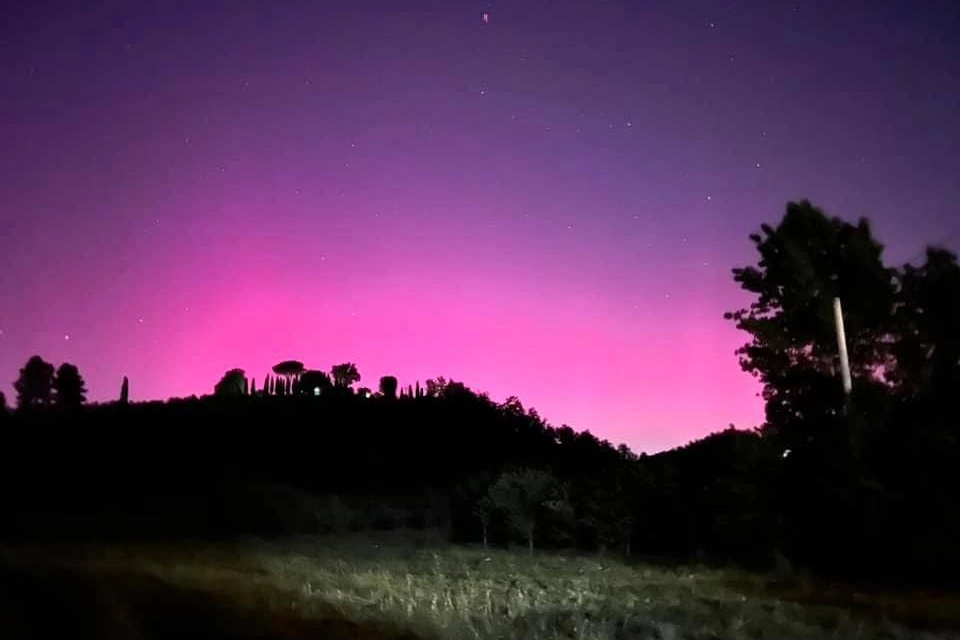 La foto diffusa da Giani dell'aurora boreale in Toscana