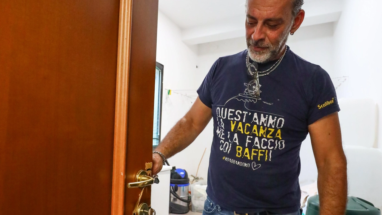 Cristiano Ulivi mentre mostra i danni del furto di settembre (Foto Germogli)