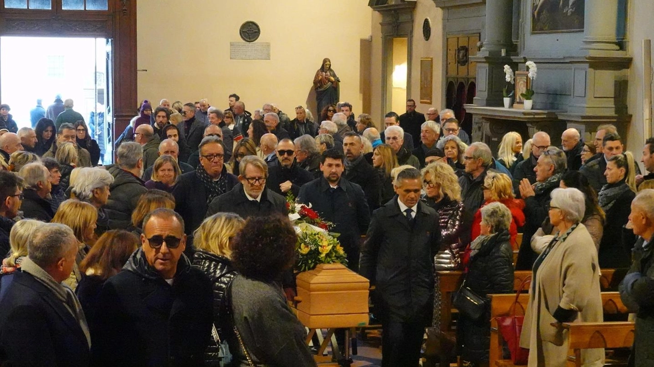 L’ultimo spettacolo. Una chiesa gremita per salutare ’Nando’. Il manager delle star