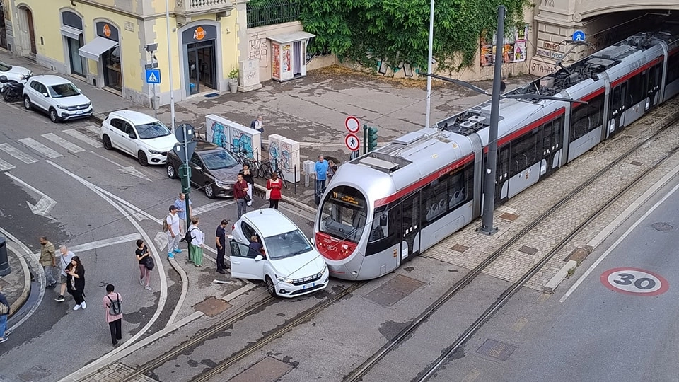 La scena dell'incidente tra il convoglio della tramvia e l'auto. Accade in via dello Statuto (Fonte Facebook: Osservatorio Lavori Tramvia)