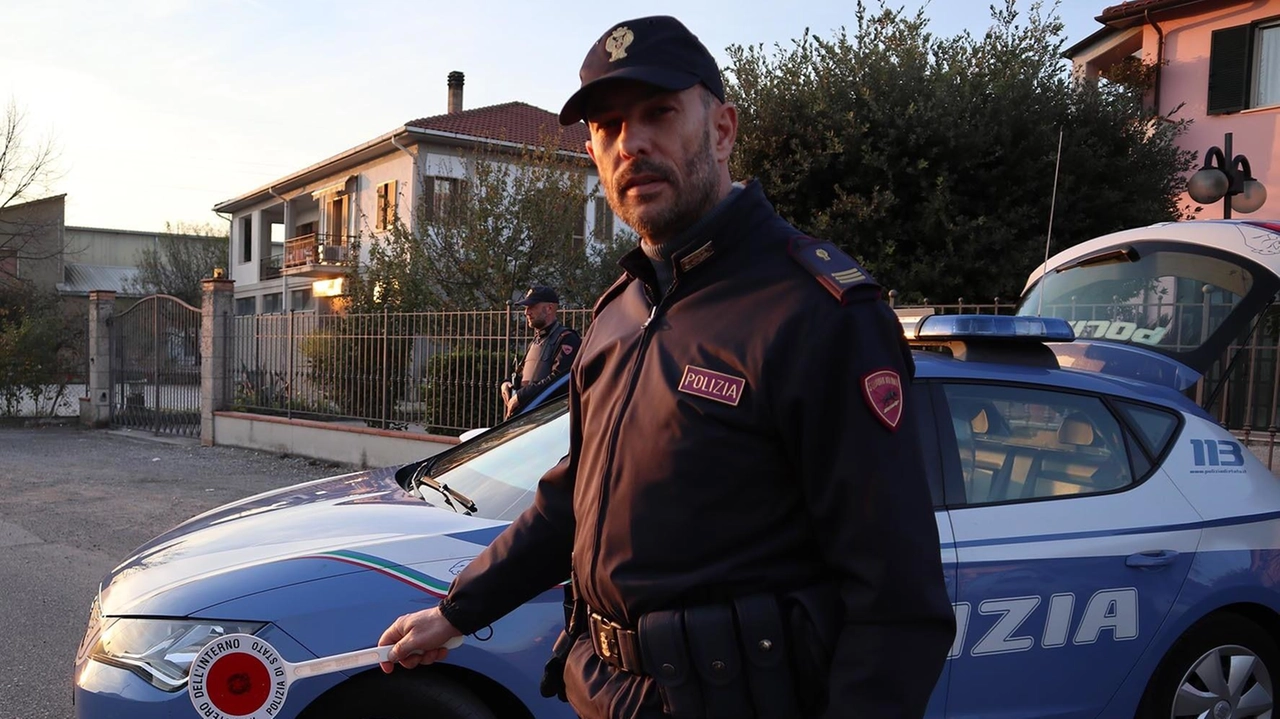 Poliziotti impegnati in un controllo in strada: i commercianti di Ponzano e zone limitrofe chiedono aiuto (foto d’archivio)