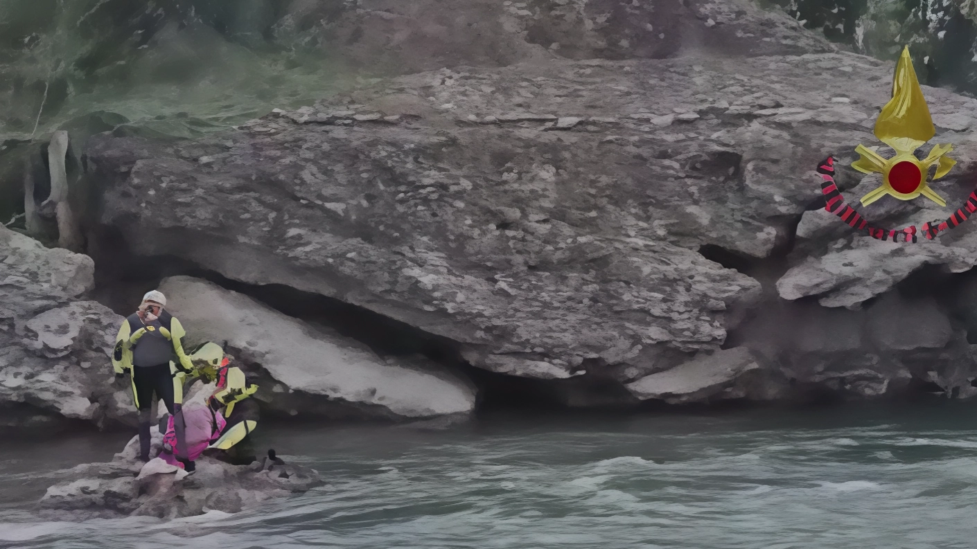 Ragazzi bloccati su una roccia dell’Arno . Salvati dall’elicottero, paura a Buon Riposo