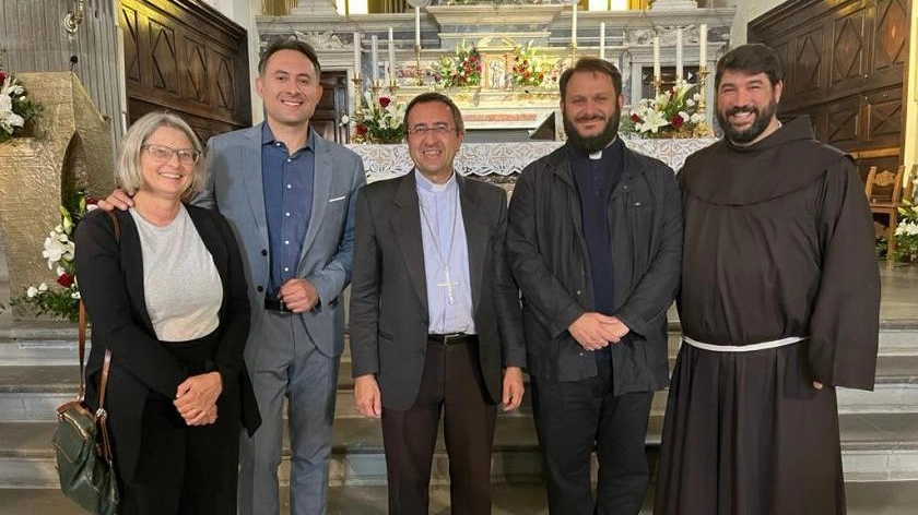 Da sinistra l’assessore Alberica Barbolani da Montauto, il sindaco Alessandro Polcri, il vescovo Andrea Migliavacca, don Alessandro Bivignani e un frate francescano