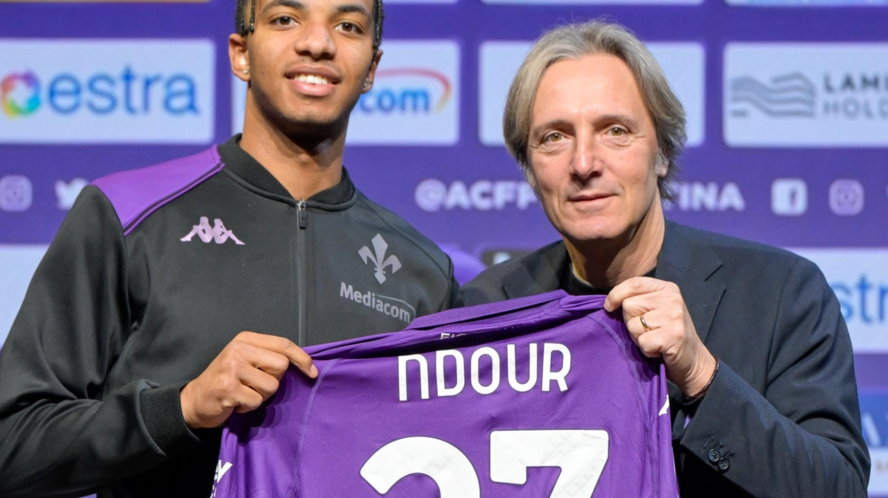 Cher Ndour ha scelto la maglia numero 27: qui insieme ai direttore generale della Fiorentina, Alessandro Ferrari