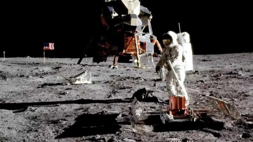 B. Aldrin mentre scende sul suolo lunare (fonte: NASA, foto da ANSA)
