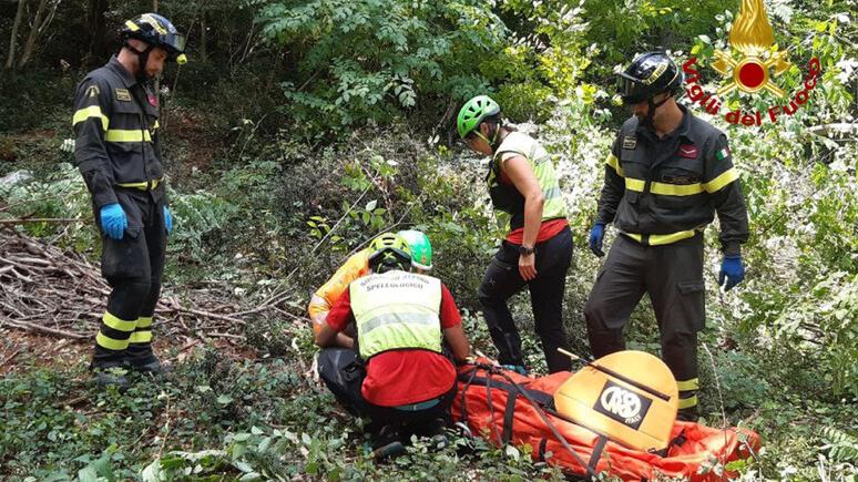 Donna cade in una zona impervia, recuperata e salvata dai vigili del fuoco