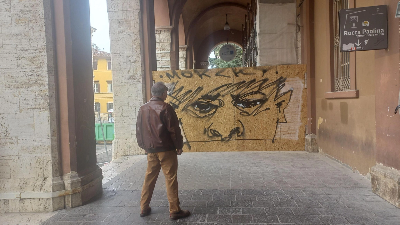 Questa sì che è arte di strada: quei tratti neri impressi nel pannello posticcio del cantiere ...