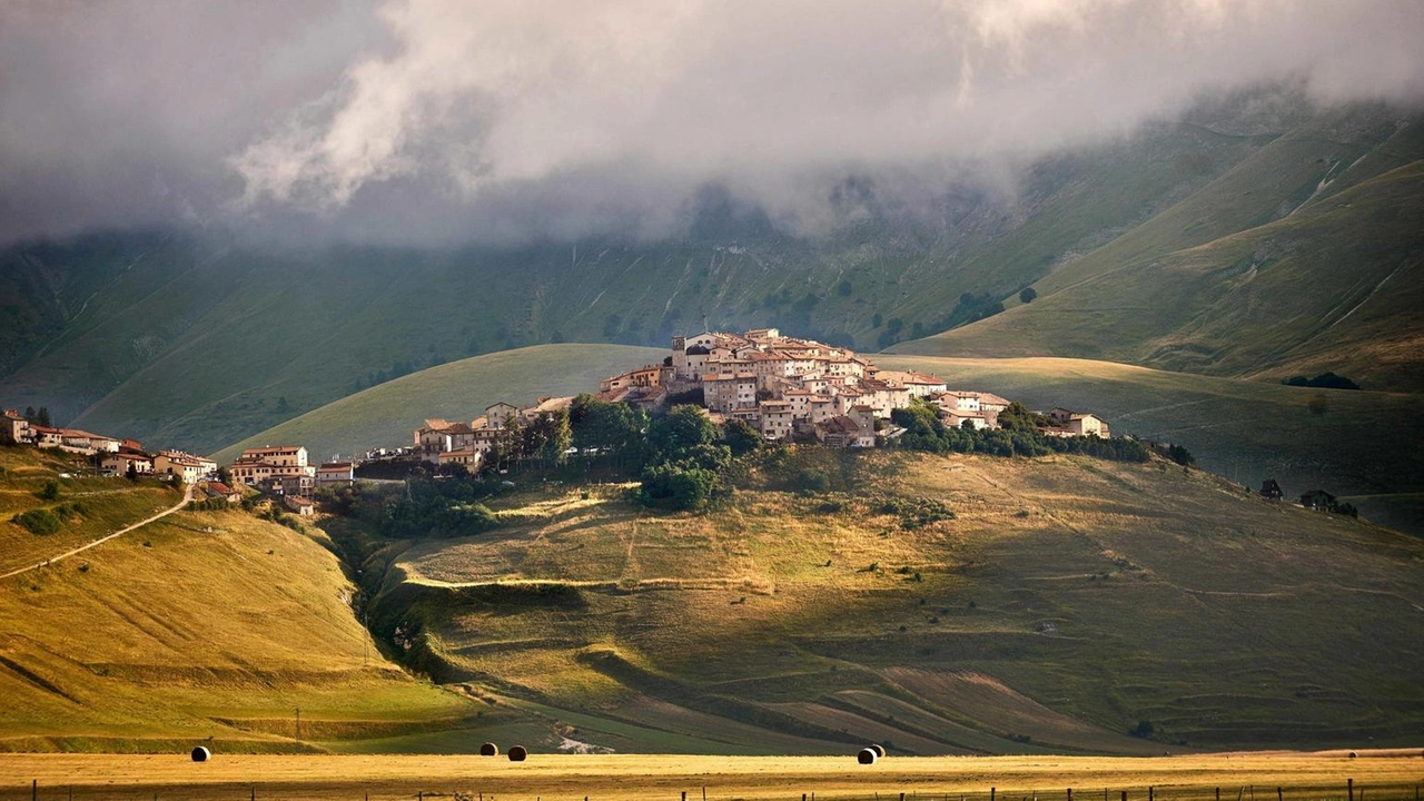 Nella notte tra sabato e domenica a Castelluccio di Norcia il termometro ha toccato. – 18,4 gradi; temperature ampiamente sottozero anche a Norcia e Cascia