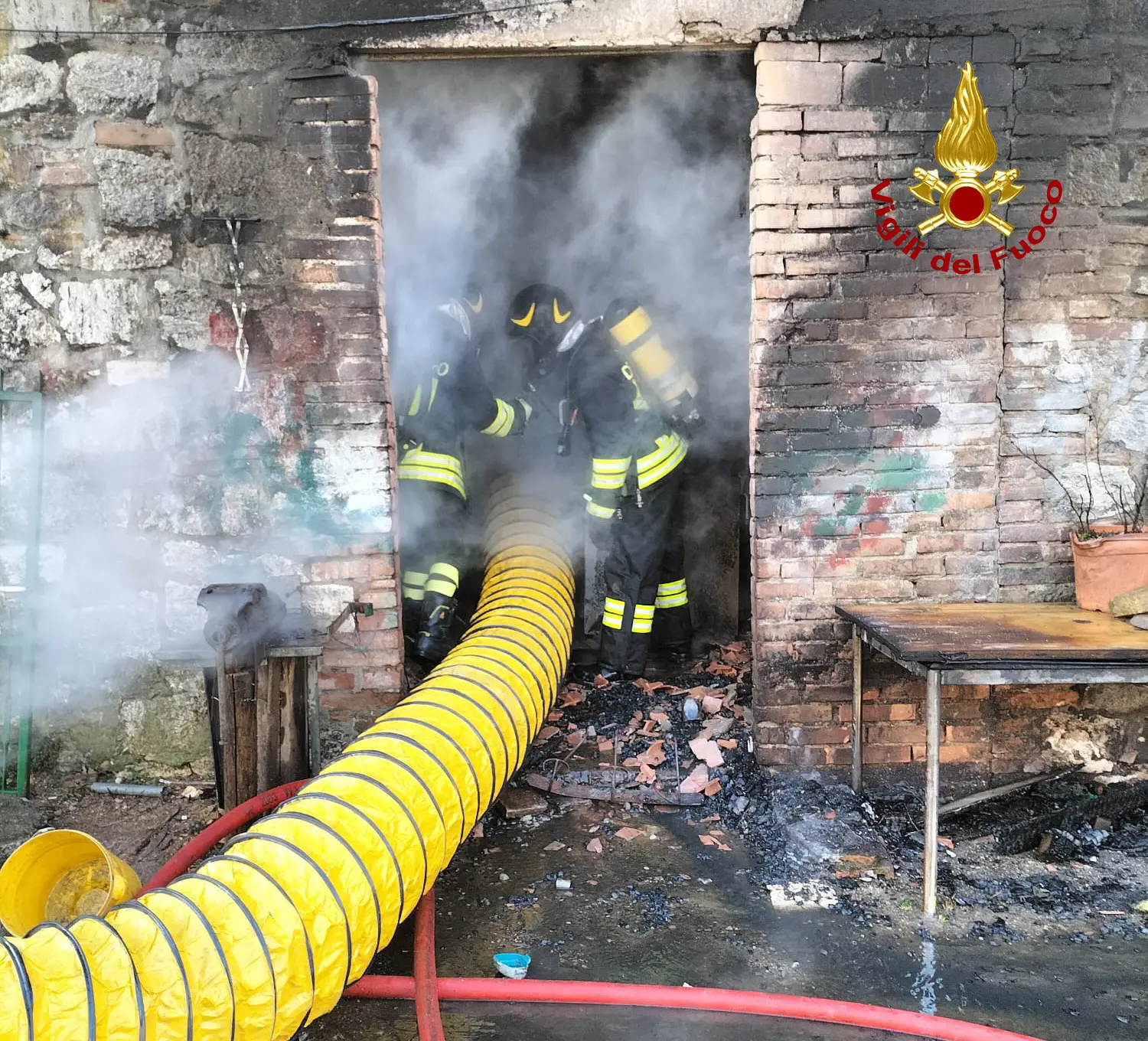 Monticiano, incendio in un garage: arrivano i vigili del fuoco