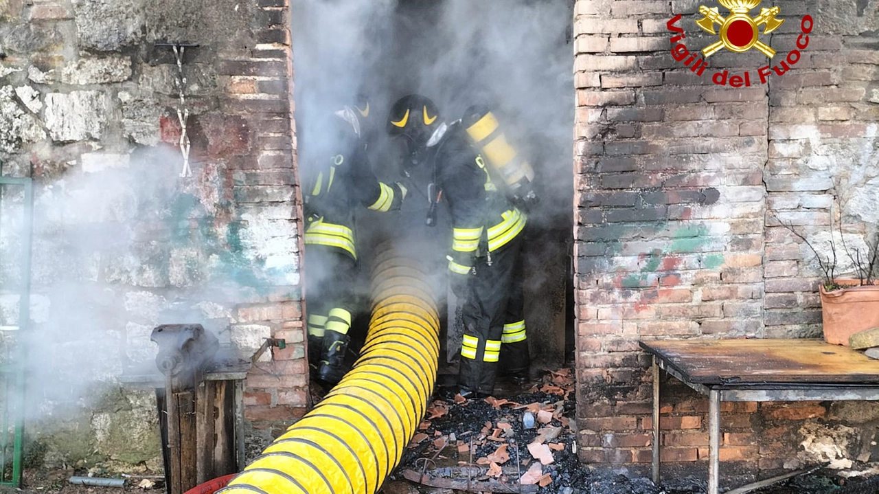 L'incendio nel garage (Foto vigili del fuoco)