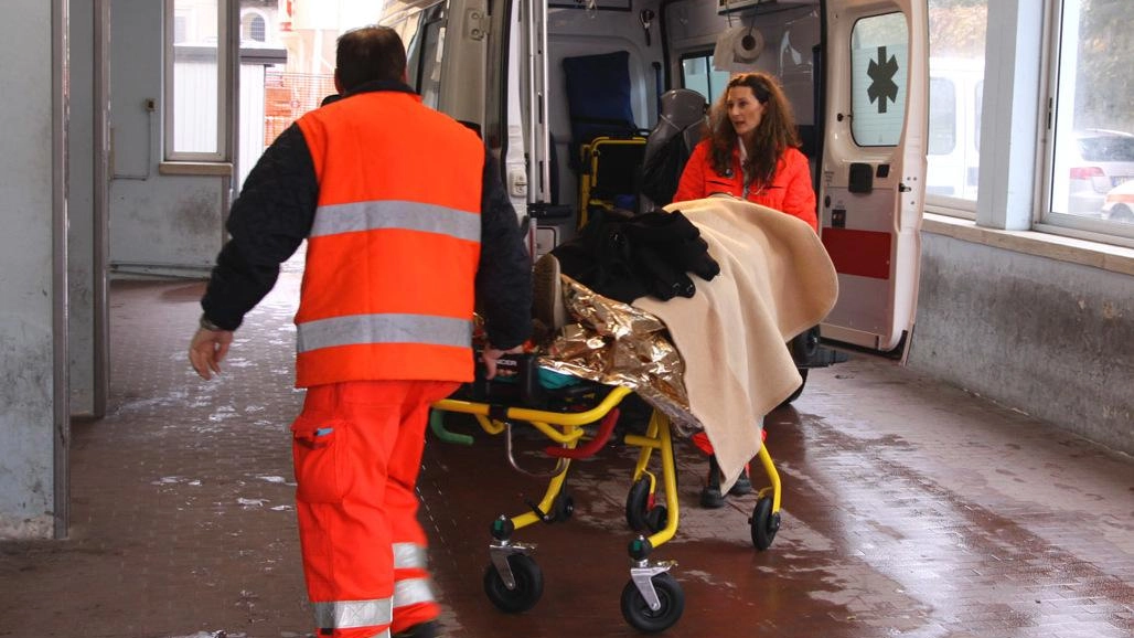 Il sessantenne colpito alla testa dalla sedia lanciata dalla tribuna è stato soccorso e trasportato al pronto soccorso dell’ospedale di Pontedera