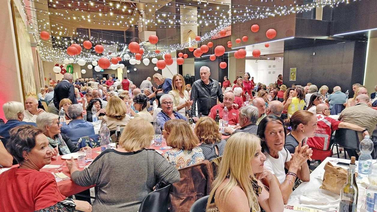 Grande successo per la «Tavolata» della Croce rossa organizzata a Follonica