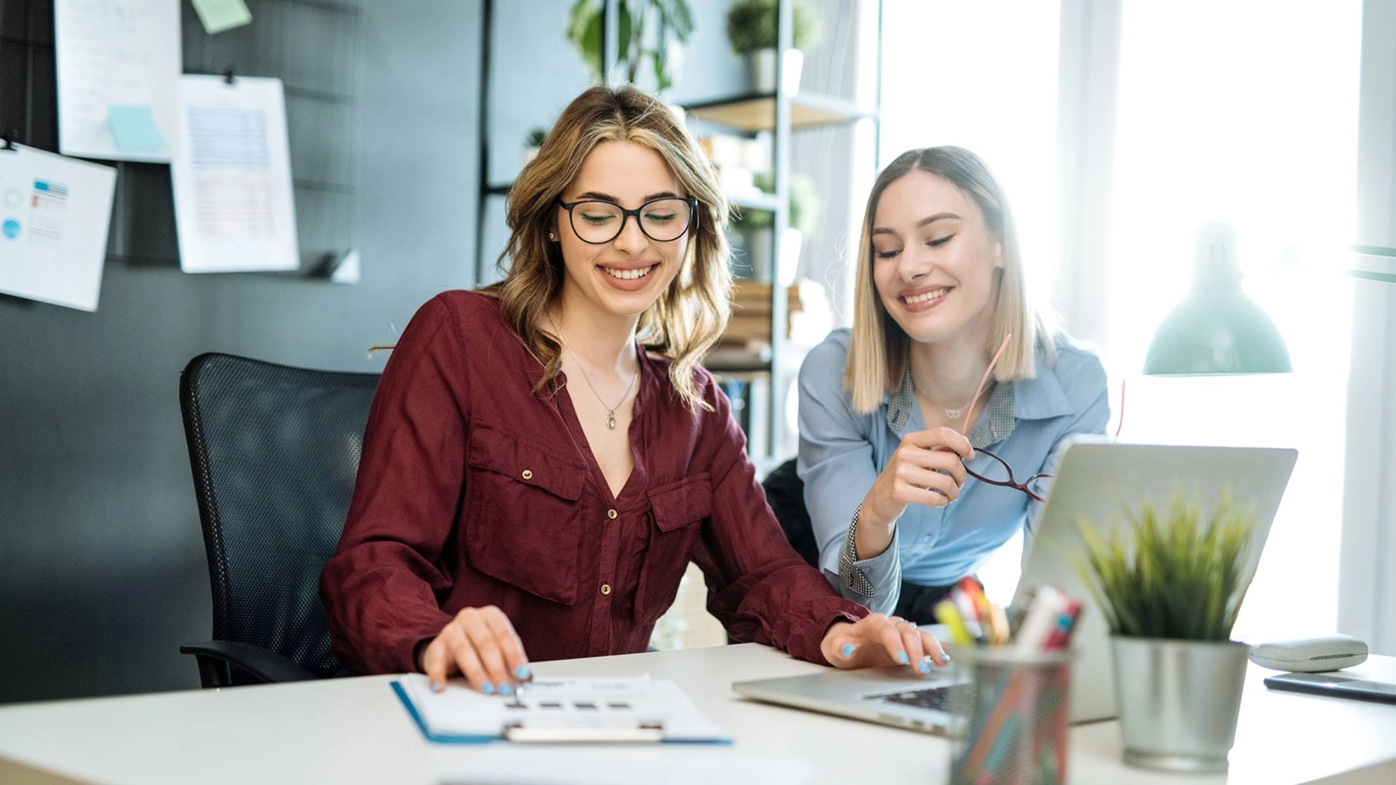 DONNE IN UFFICIO AL LAVORO