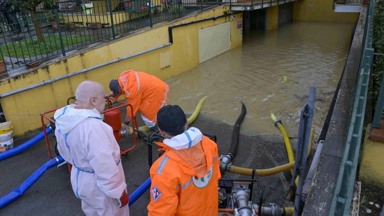 A Pontassieve via Colognolese è ancora off limits, aziende in difficoltà. A Rufina corsa contro il tempo per svuotare le aule e garantire le lezioni.