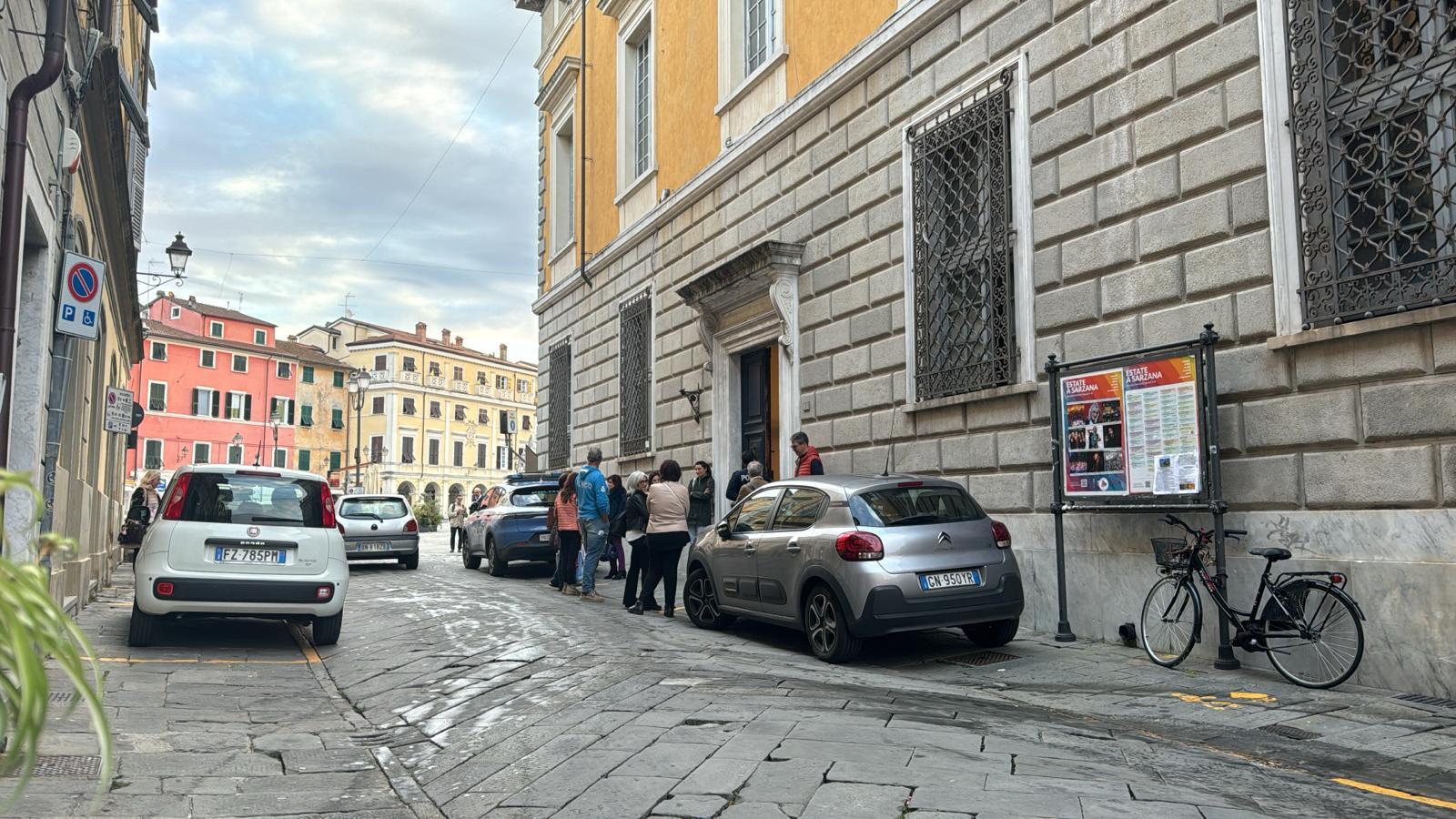 Ladri assaltano gli uffici comunali, un magro bottino di... vecchie lire