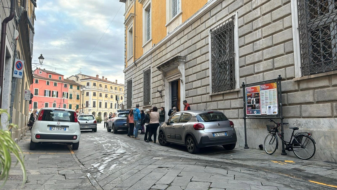 I dipedenti all’esterno del Comune in attesa dei rilievi della polizia