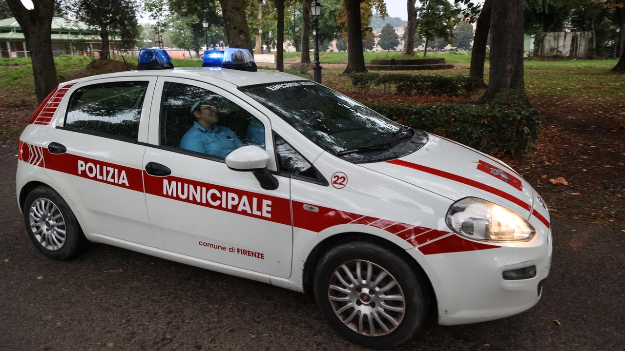 I controlli antidroga della polizia municipale a Firenze (Giuseppe Cabras/New Press Photo)