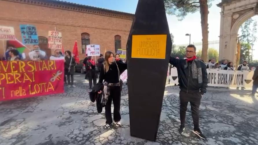 La ministra Bernini a Siena: “Nessun taglio all’Università”. Si infiamma la protesta