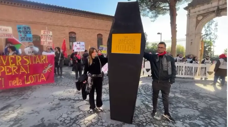 La ministra Bernini a Siena: “Nessun taglio all’Università”. Si infiamma la protesta