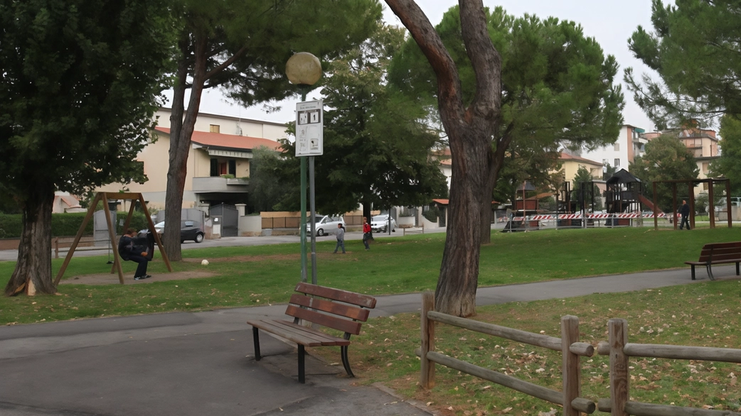 Giardino di piazza Moro, nuova vita. Le cure affidate a un cittadino