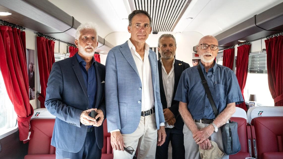 L’Espresso Versilia è realtà. Ieri il viaggio inaugurale del treno. Oltre cento turisti sono saliti a bordo