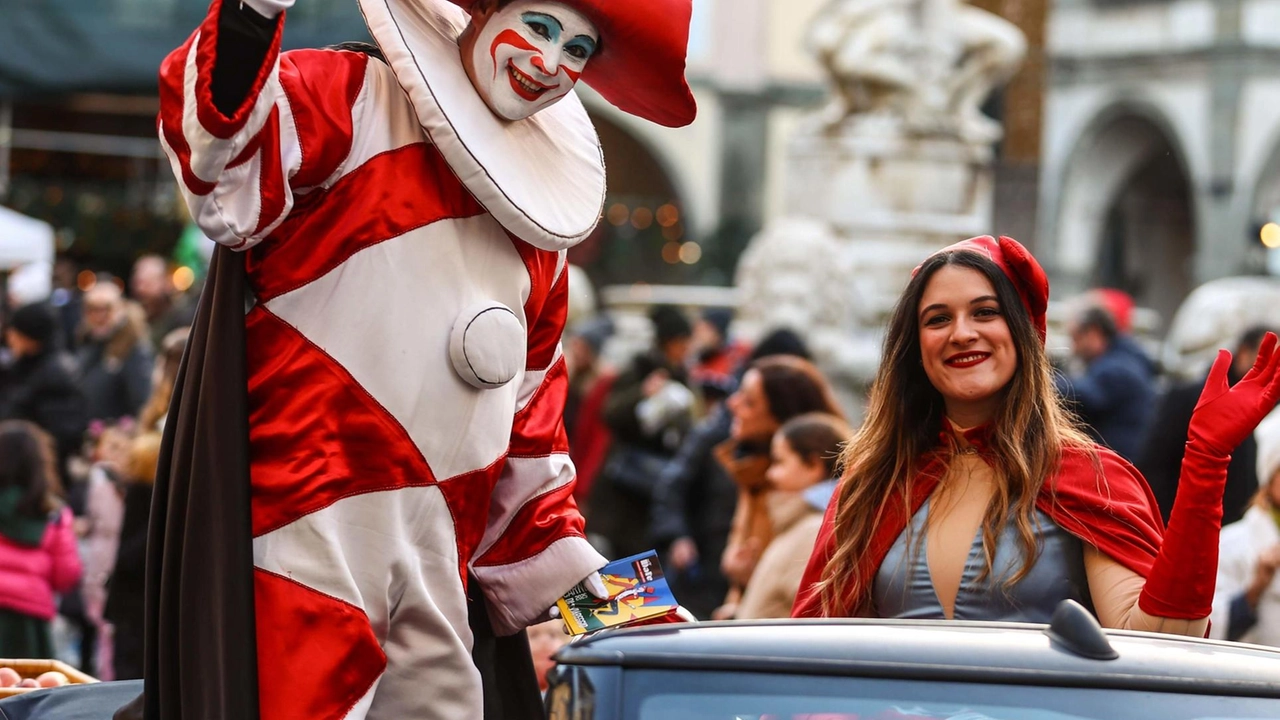 Successo per la prima uscita di «Mela Ridens Un altro Carnevale» con la parata delle maschere di Viareggio, Burlamacco e Ondina, e tantissimi bimbi in costume a fare festa