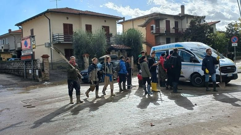 Volontari a Seano durante l’alluvione