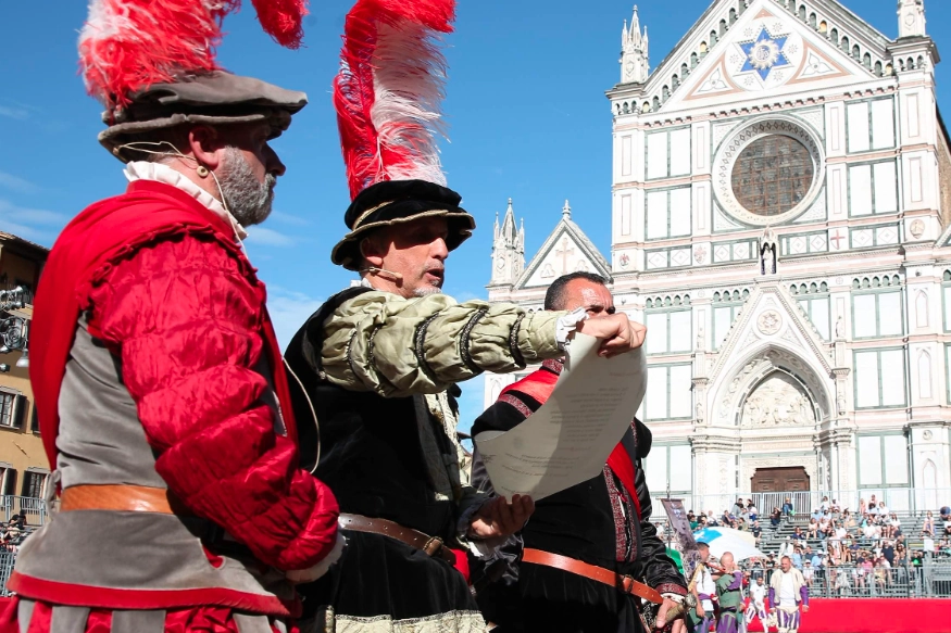 Il calcio storico fiorentino ha vissuto una giornata memorabile, con la vittoria in rimonta dei Rossi. Perdevano 7-3, vincono 7-8