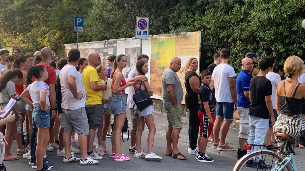 Tutti in coda per il concerto di Annalisa a Forte dei Marmi, nell'ambito del cartellone di Villa Bertelli (Foto Umicini)