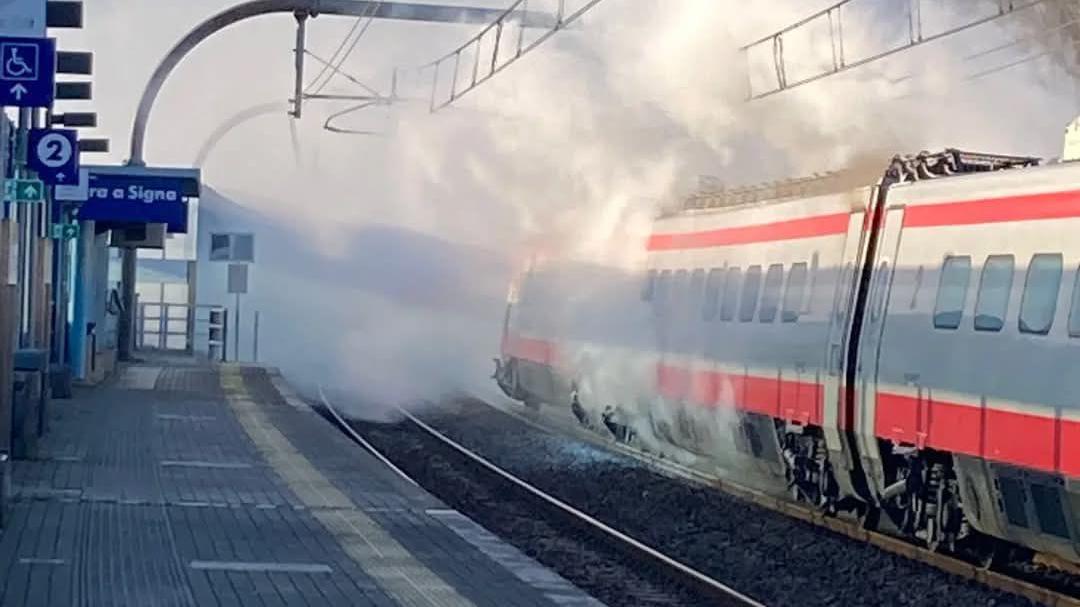 Lastra a Signa, treno in fiamme e paura sul convoglio. Chiusa la stazione