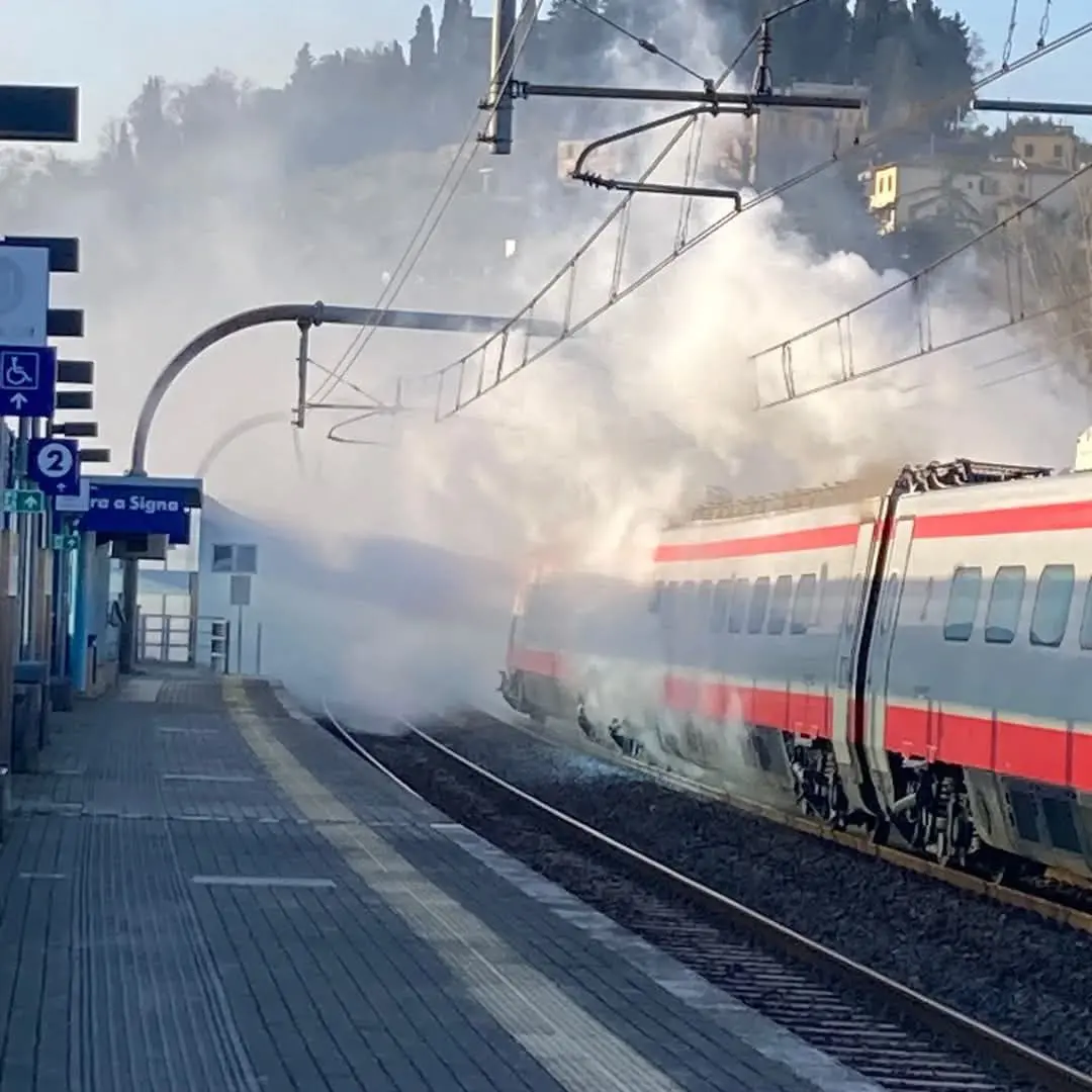 Lastra a Signa, treno in fiamme e paura sul convoglio. Chiusa la stazione