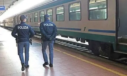 Muore sotto al treno, tragedia a Calafuria