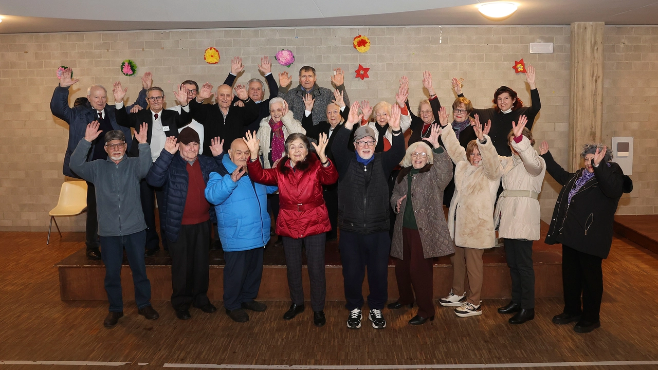 I componenti del Coro di San Miniato, prima di provare nella stanza della parrocchia di San Miniato, salutano i lettori de La Nazione e tutti i senesi. Un bel modo per stare insieme e socializzare (foto Di Pietro)