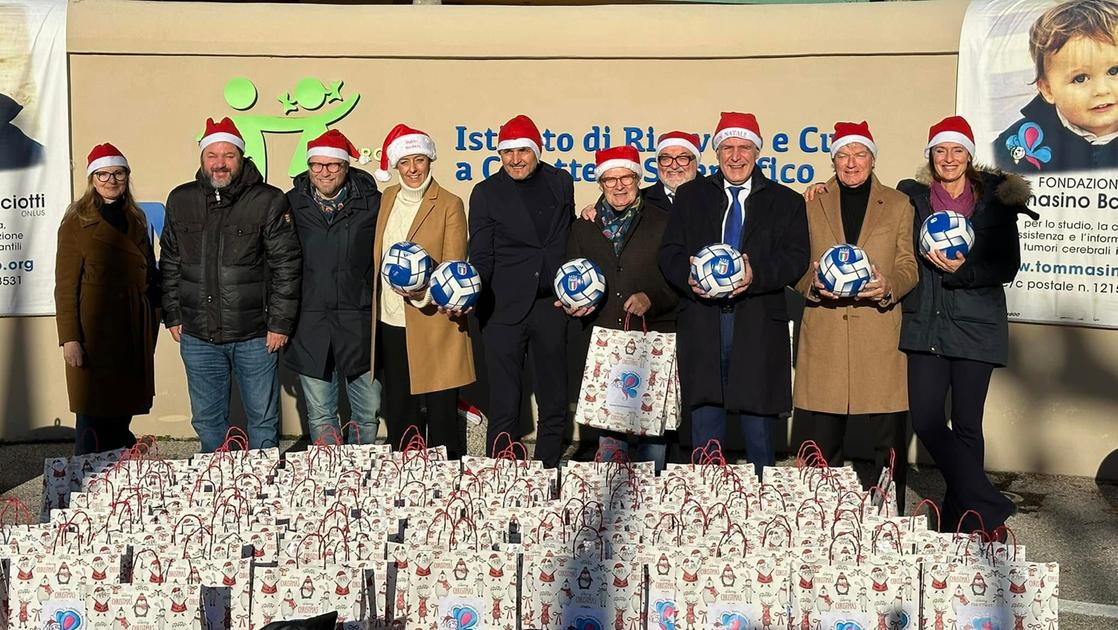 “Un piccolo grande gesto da 24 anni”. I regali di Natale della Fondazione Tommasino Bacciotti ai bambini ricoverati al Meyer