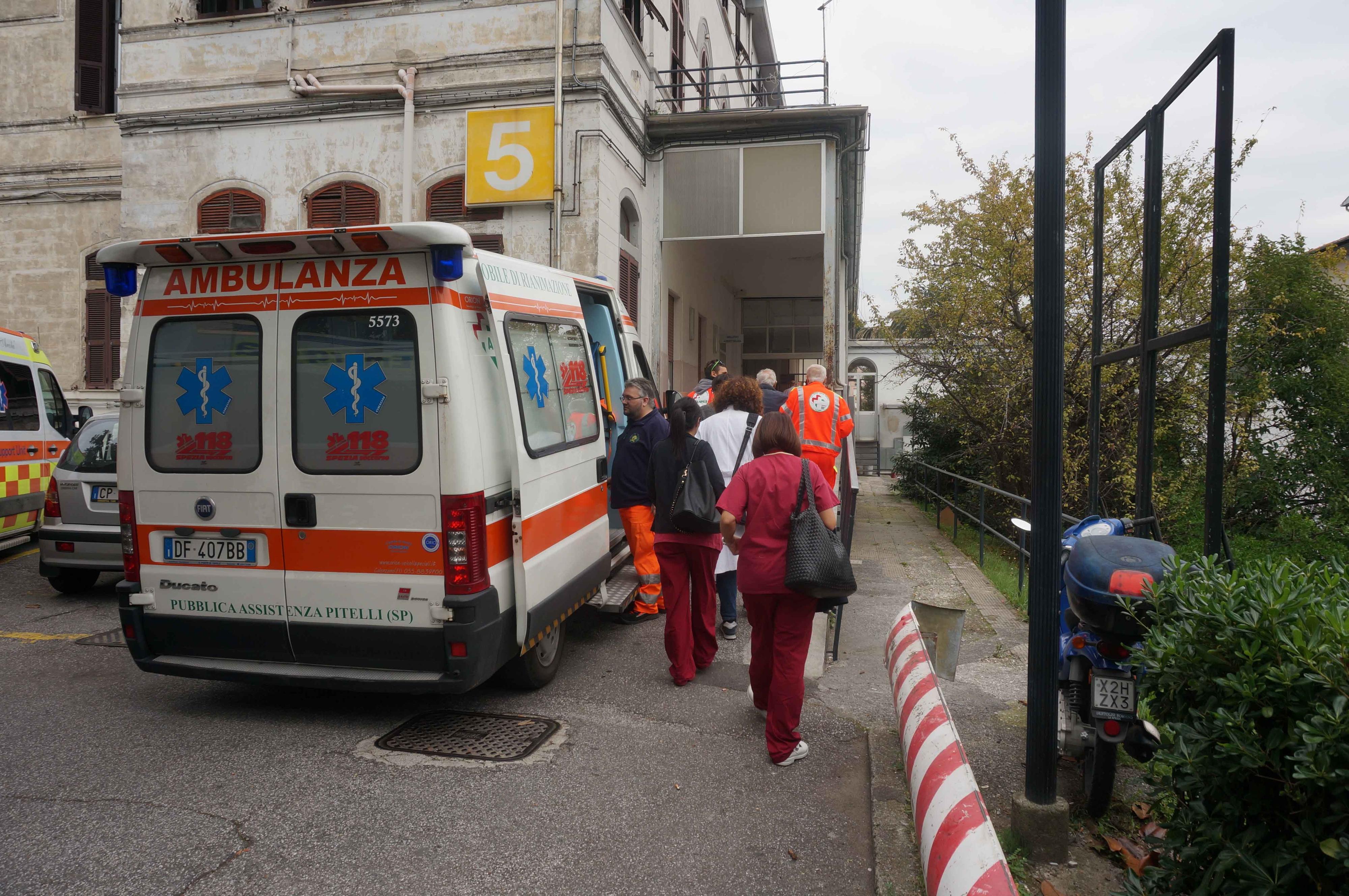 Cade dalla cisterna e sbatte la testa: autista ferito, paura in porto. Stava rifornendo un rimorchiatore